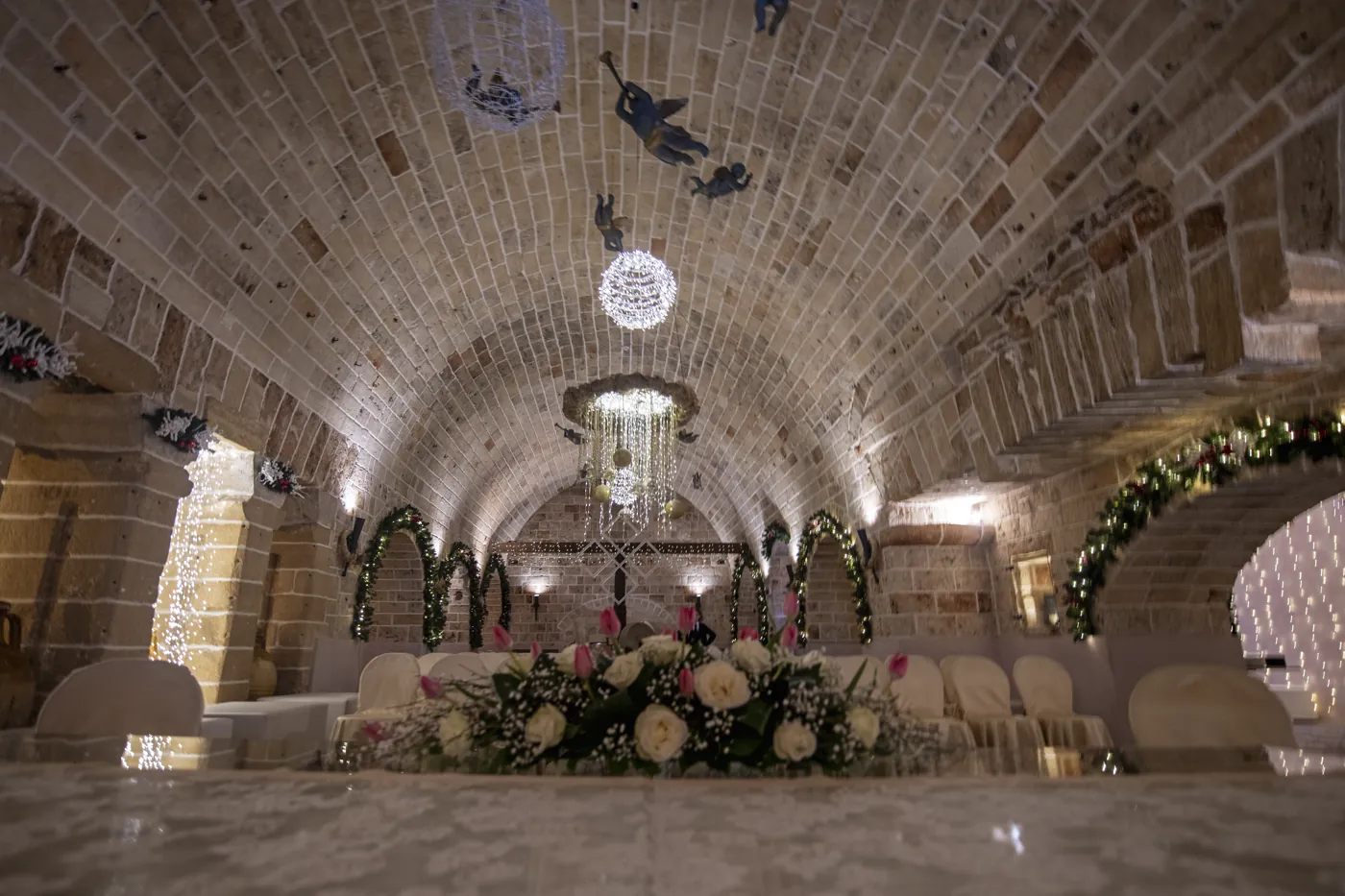 Il tavolo degli sposi con i fiori bianchi e rosa in primo piano