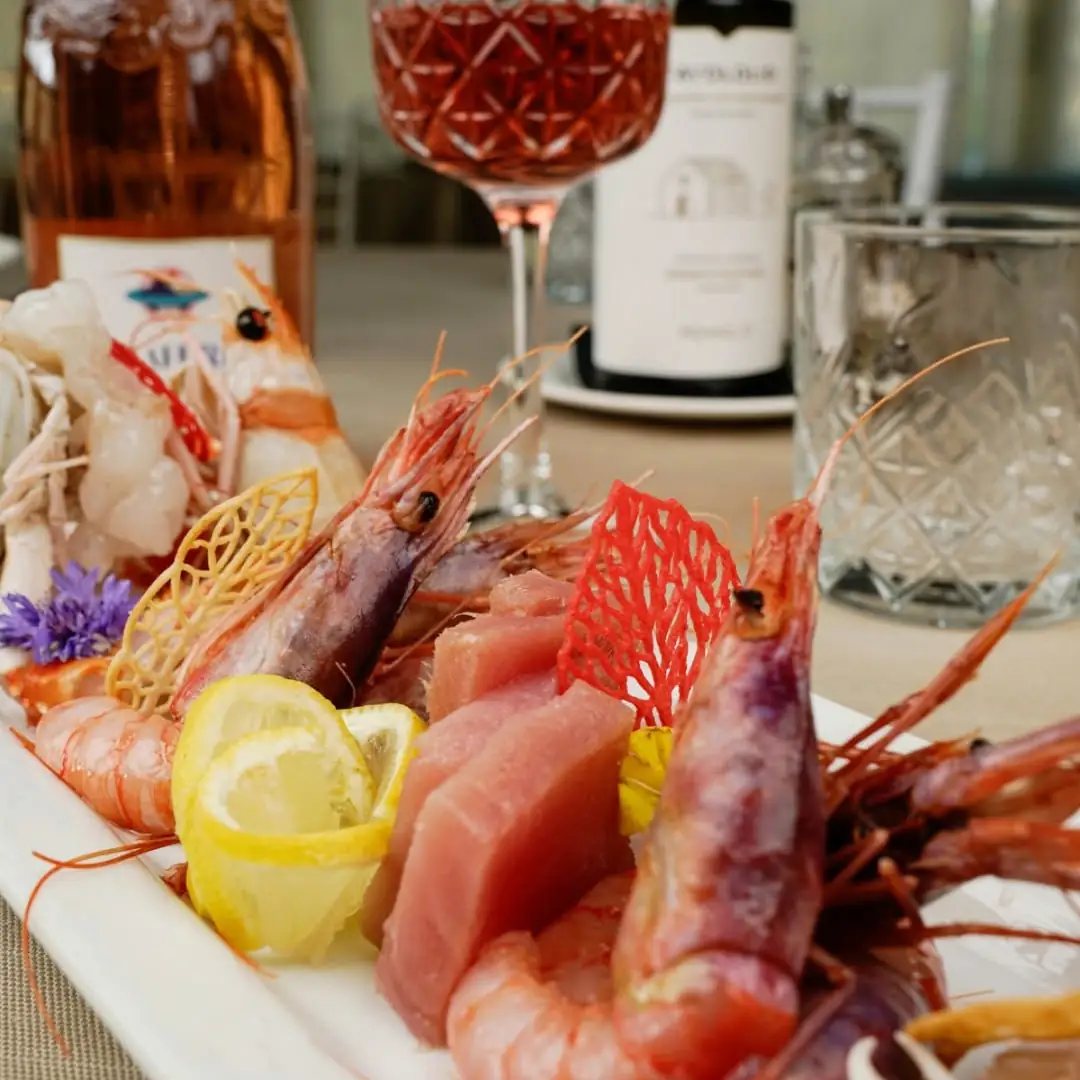 Vassoio di crudo di mare con gamberi e tonno